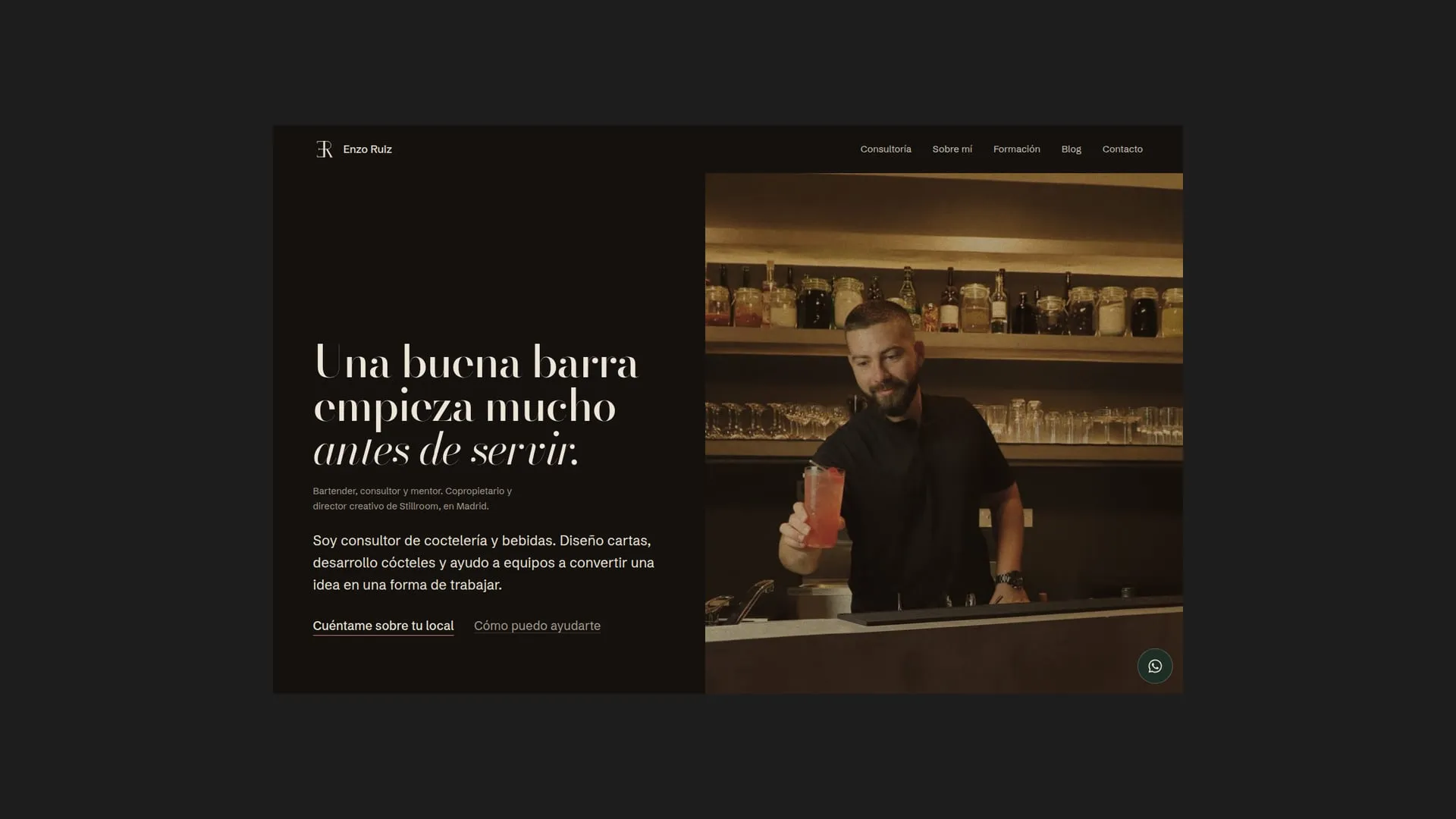 Portada de enzoruiz.es: Enzo Ruiz sirviendo un cóctel en la barra de Stillroom junto al titular «Una buena barra empieza mucho antes de servir»