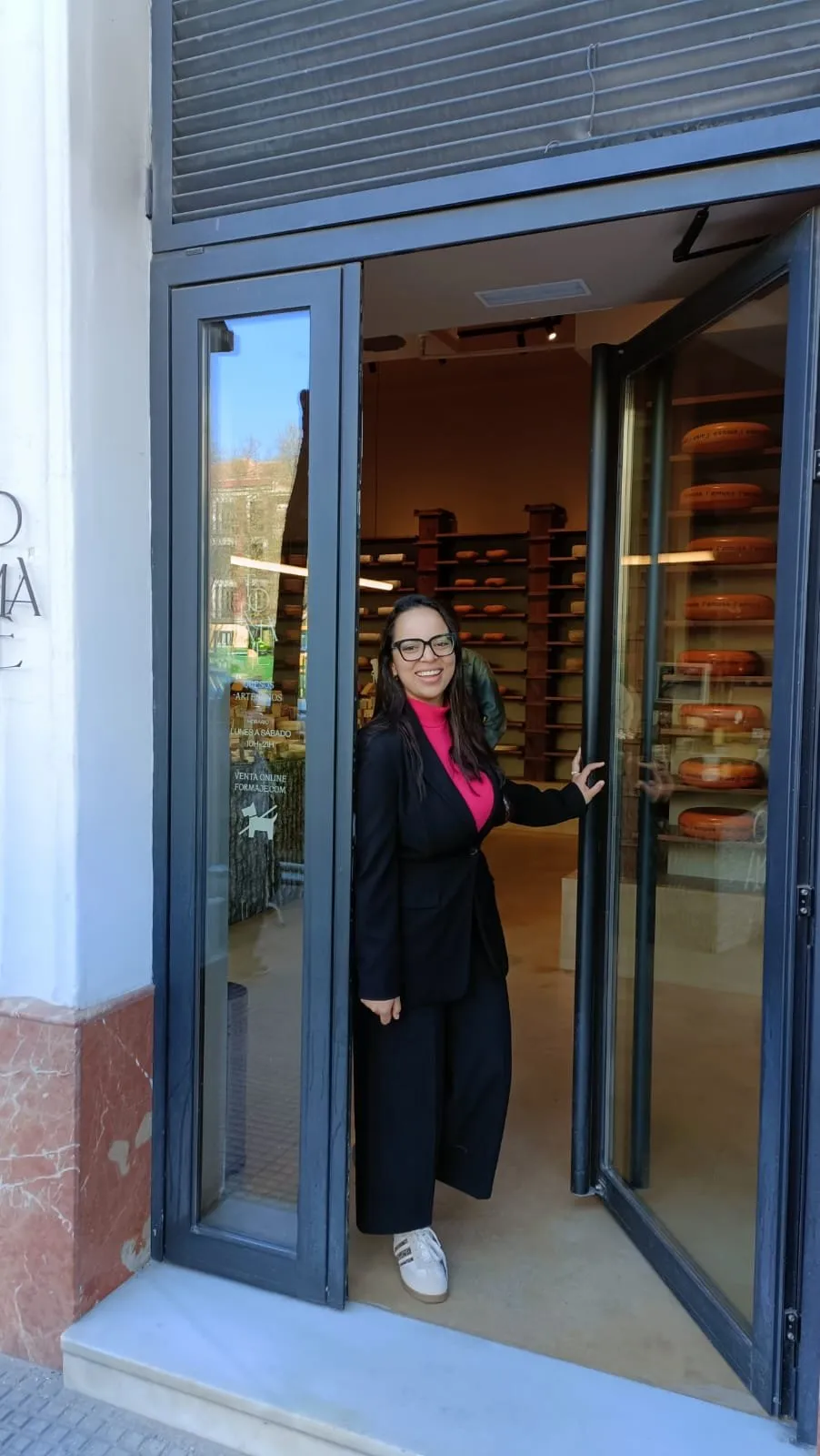 Laya Ouaissa, jefa de cocina de Stillroom, en la puerta de Formaje Madrid
