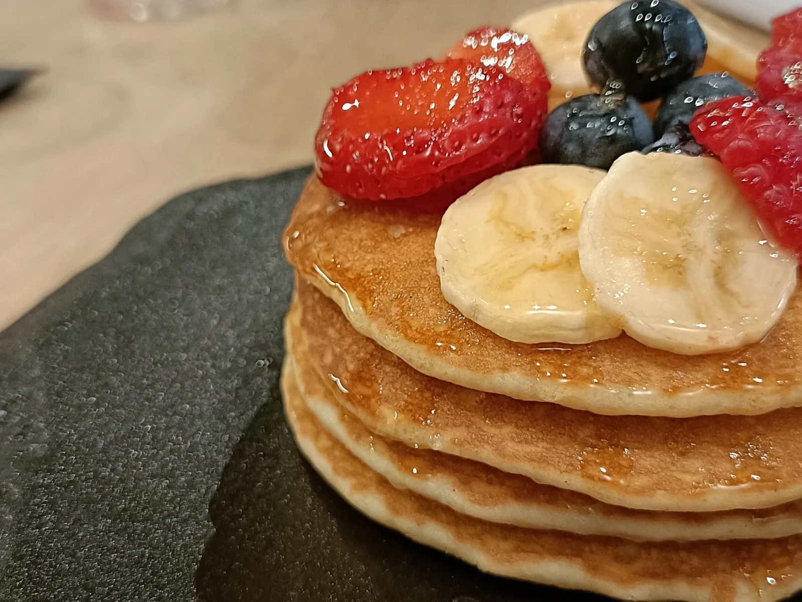 Pancakes with fresh fruit and honey for a snack near the Retiro, at Stillroom (Calle Moreto 9, Madrid)