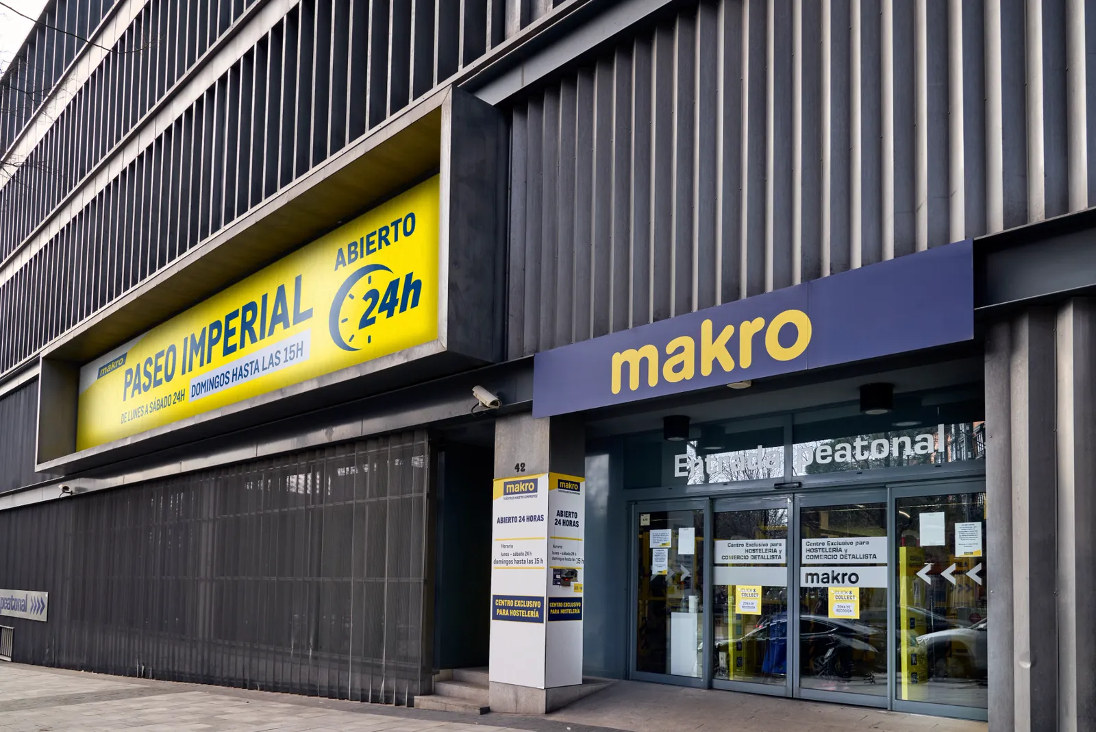 Facade and entrance of the Makro store at Paseo Imperial, Madrid, with its blue and yellow signage