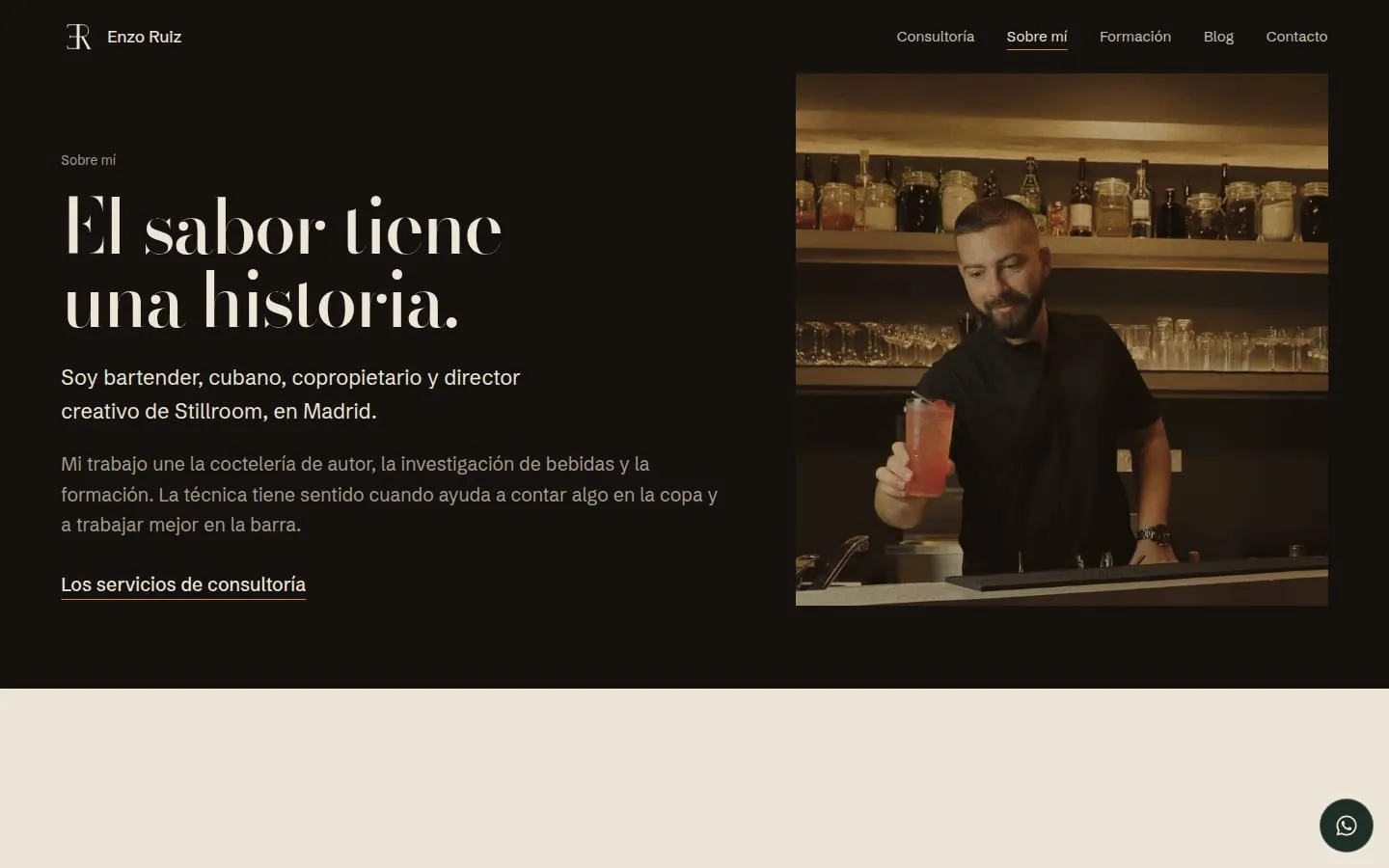Apartado «Sobre mí» de enzoruiz.es con el titular «El sabor tiene una historia.» y una foto de Enzo Ruiz trabajando en la barra de Stillroom