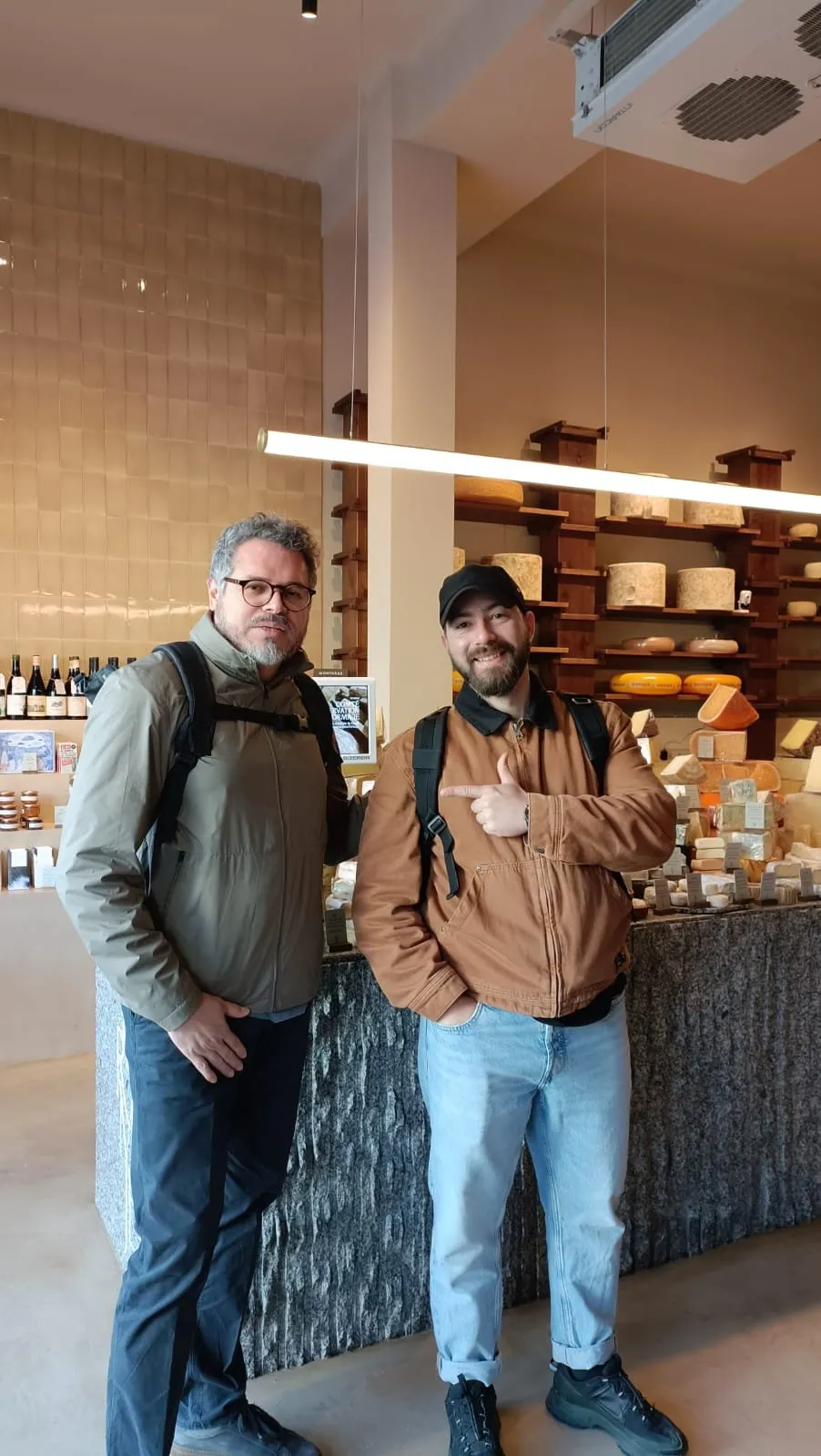 John Guerrero y Enzo Ruiz del equipo Stillroom dentro de la quesería Formaje en Madrid