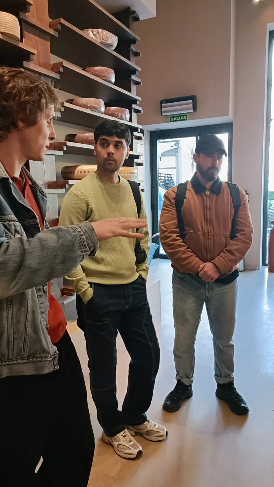 Víctor de Formaje explicando quesos artesanos al equipo de Stillroom