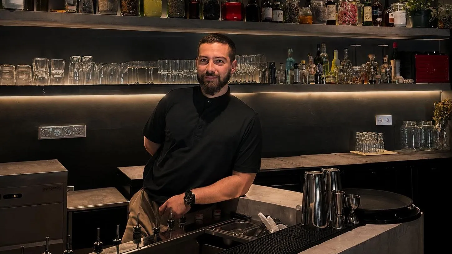 Enzo Ruiz en la barra de STILLROOM, con la estantería de fermentos al fondo — reportaje de El Español