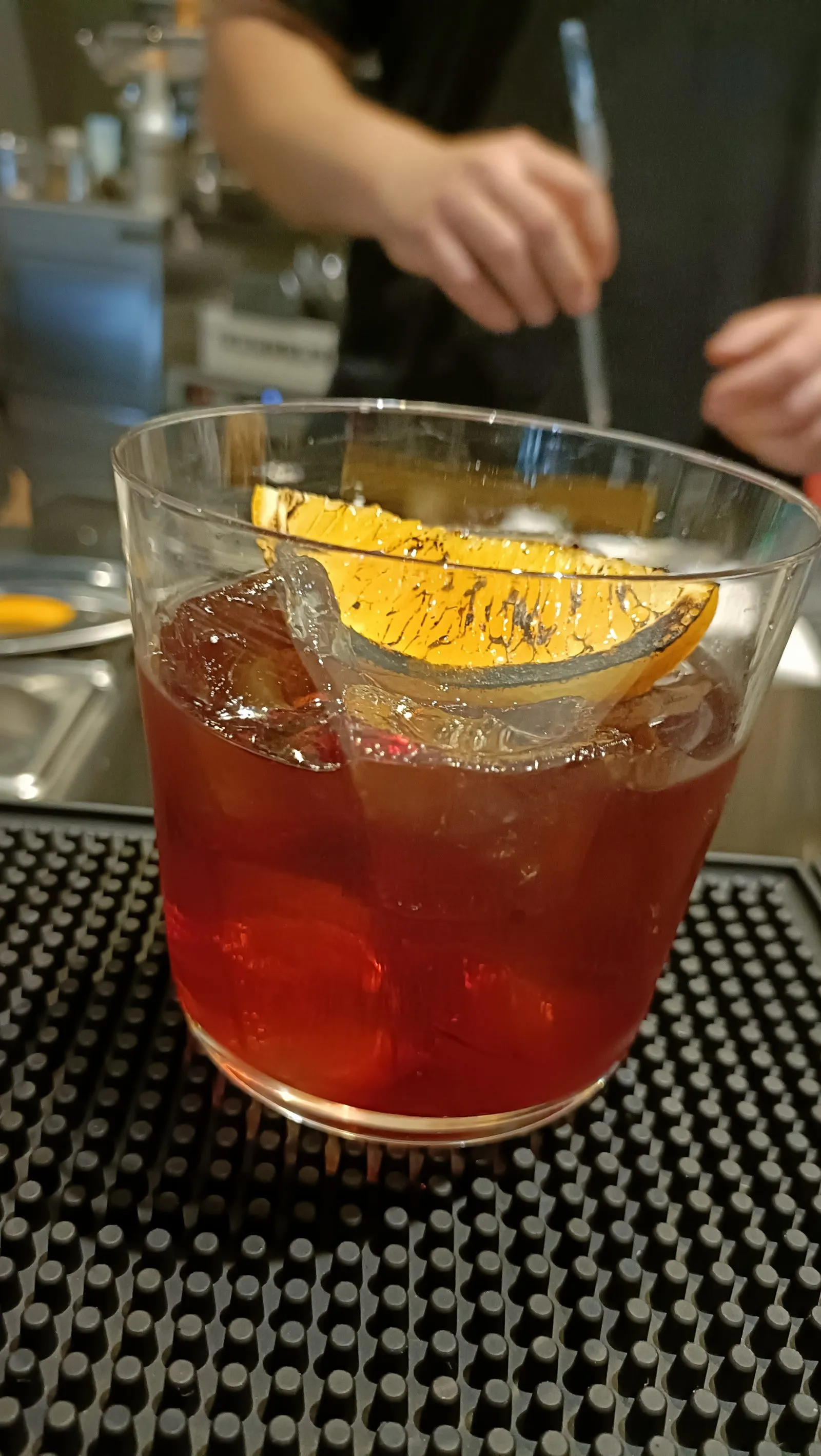 El bartender de Stillroom removiendo un vermut en la barra