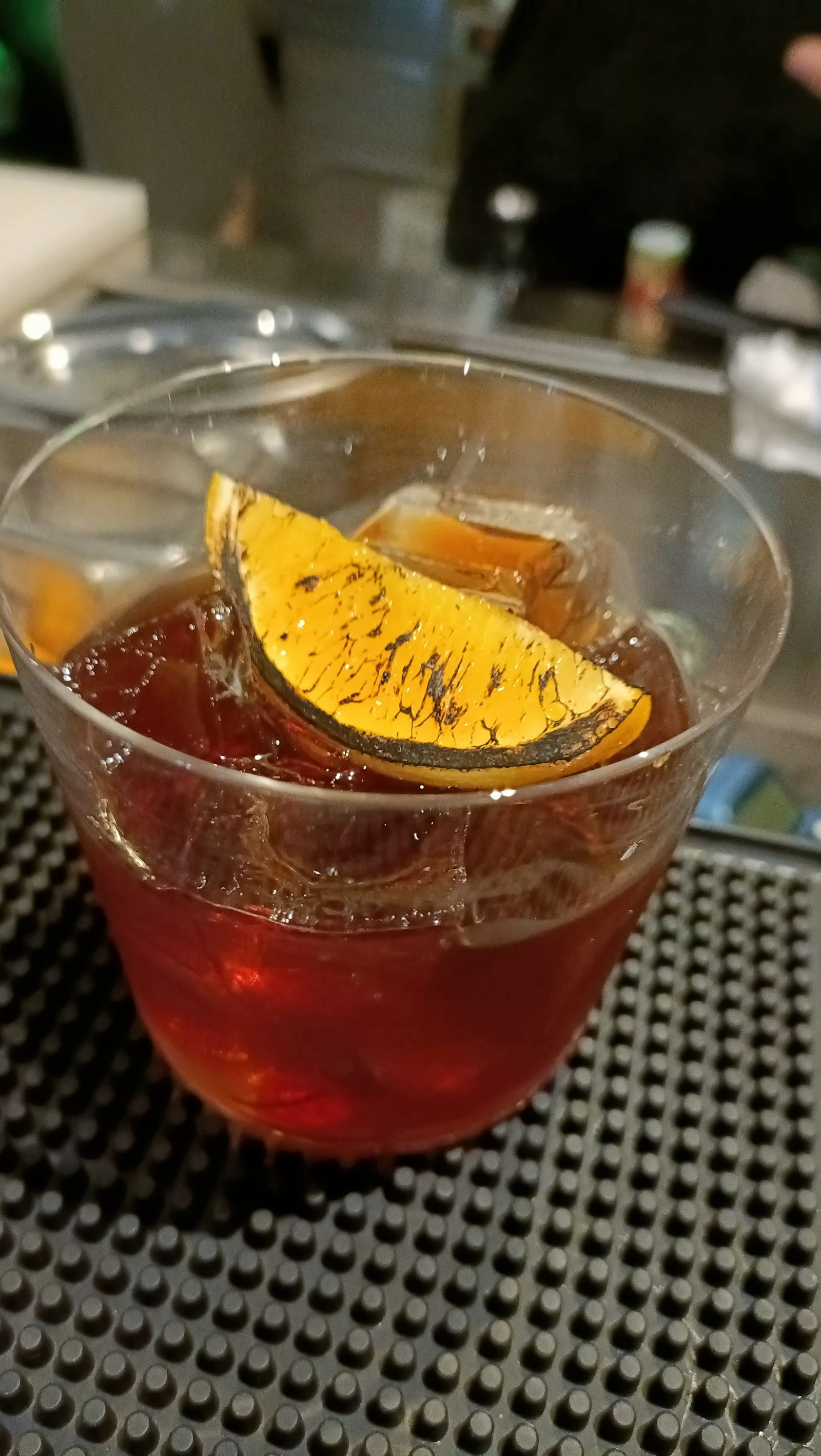 Vermut rojo con hielo y naranja quemada, recién servido en la barra de Stillroom