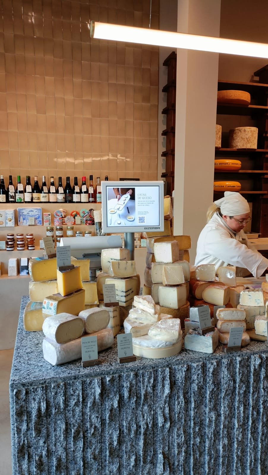 Mostrador de quesos artesanos en Formaje Madrid, quesería de Chamberí