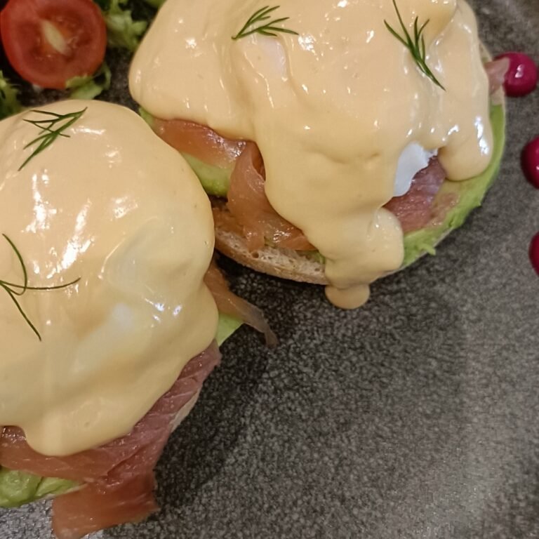 Detalle de los huevos poché con salsa holandesa y eneldo de los benedictinos del brunch de Stillroom en Los Jerónimos, Madrid