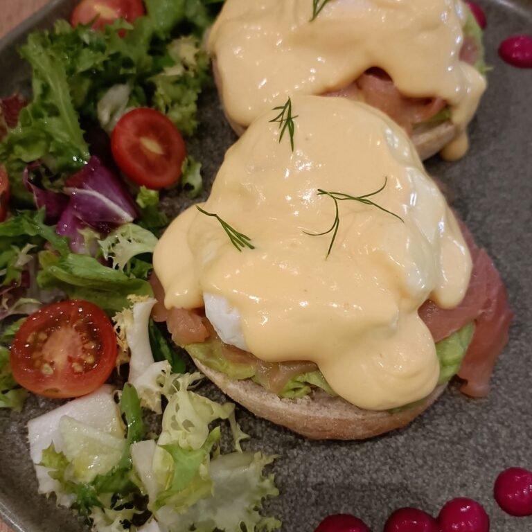 Huevos benedictinos de aguacate y salmón con salsa holandesa, remolacha y maíz del brunch de Stillroom, cerca del Retiro en Madrid