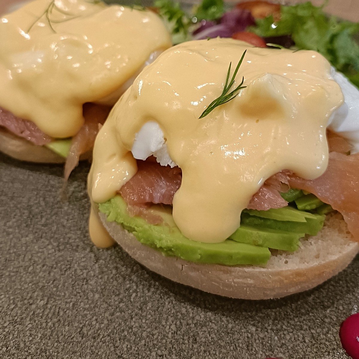 Huevos benedictinos con salmón ahumado, aguacate y salsa holandesa del brunch de Stillroom, cerca del Parque del Retiro en Madrid