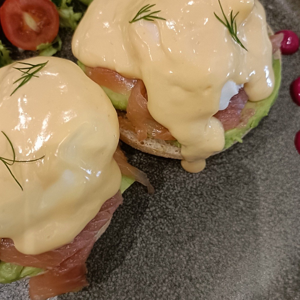 Detalle del huevo poché con salsa holandesa y eneldo de los benedictinos de Stillroom, brunch junto al Retiro en Madrid