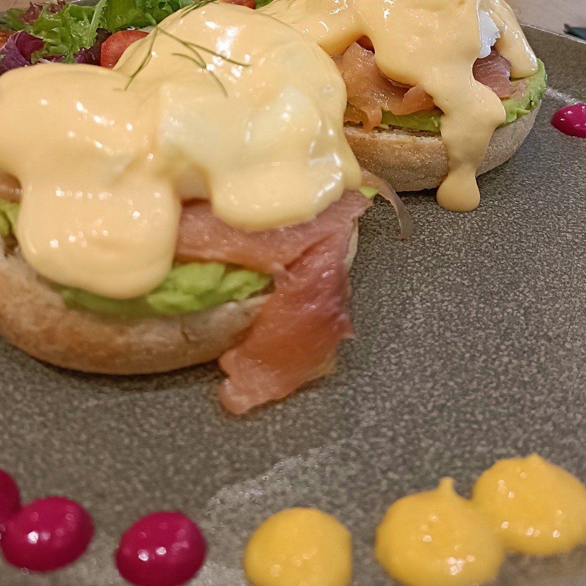 Huevos benedictinos de salmón y aguacate con salsa holandesa en el brunch de Stillroom, Los Jerónimos (Madrid)