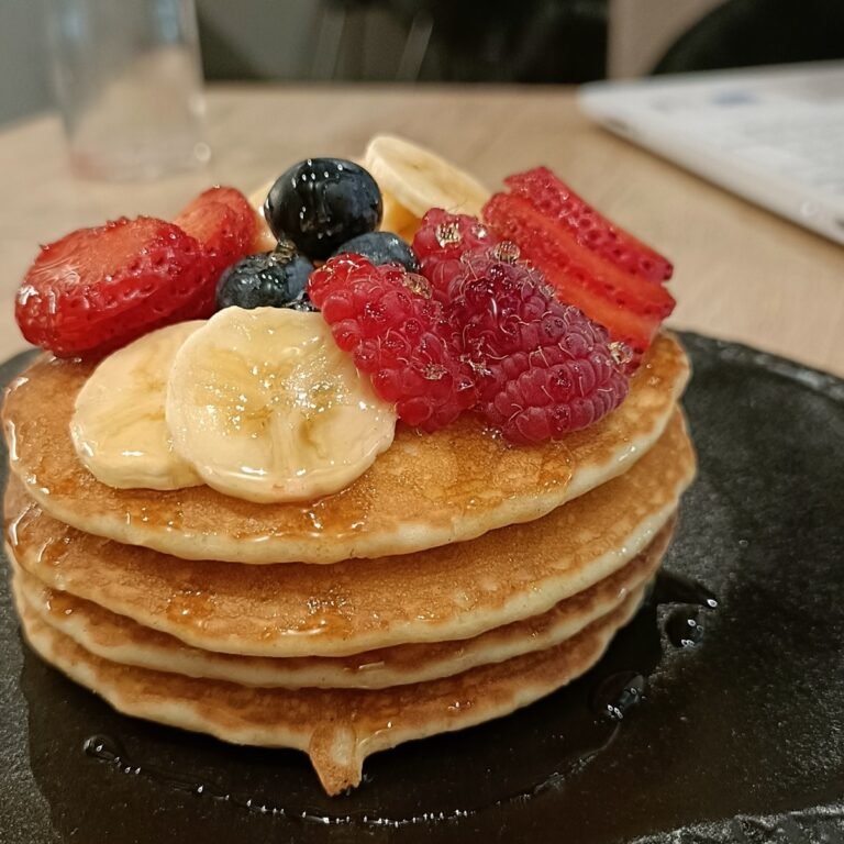 Tortitas con fruta variada y miel del brunch de fin de semana de Stillroom, a dos minutos del Museo del Prado