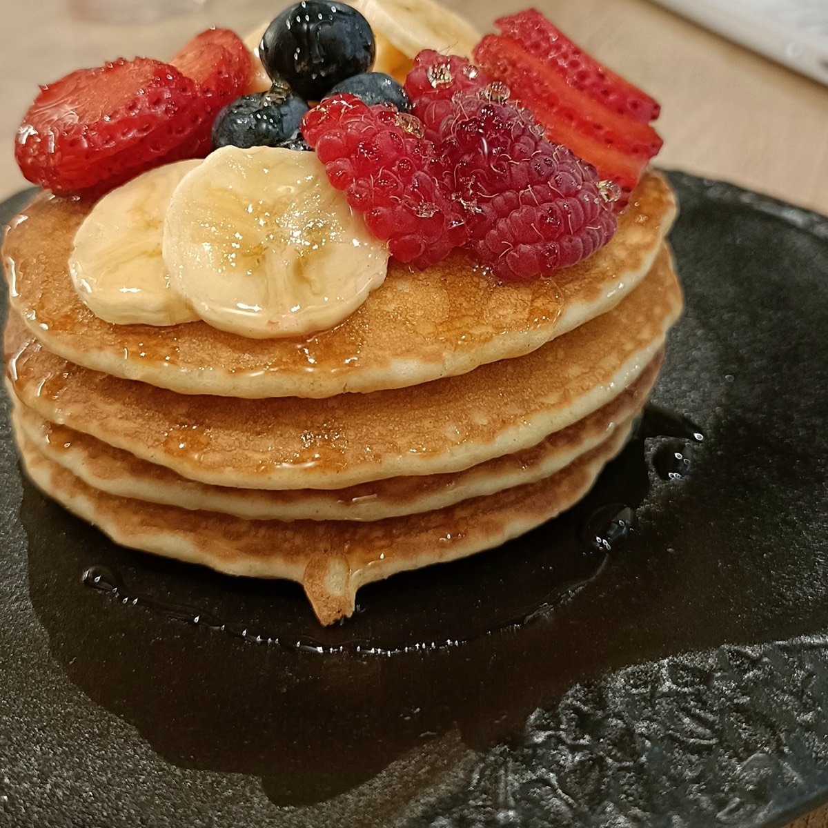 Tortitas con fruta fresca del brunch de Stillroom, a dos minutos del Museo del Prado en Madrid