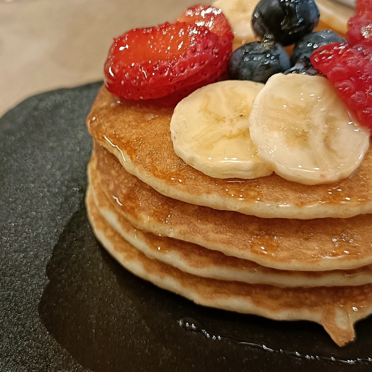 Tortitas con plátano, fresas, arándanos y frambuesas del brunch de Stillroom en Los Jerónimos, junto al Retiro (Madrid)
